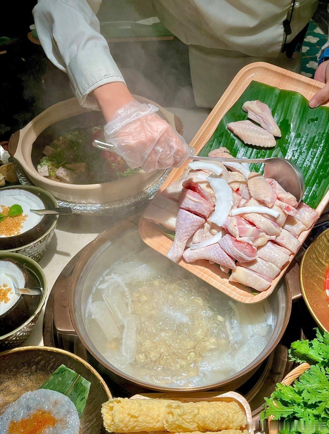 处理完实盘，突然肚子饿了，叫上老婆出来吃宵夜来了，今天消费市场报销黄金金价