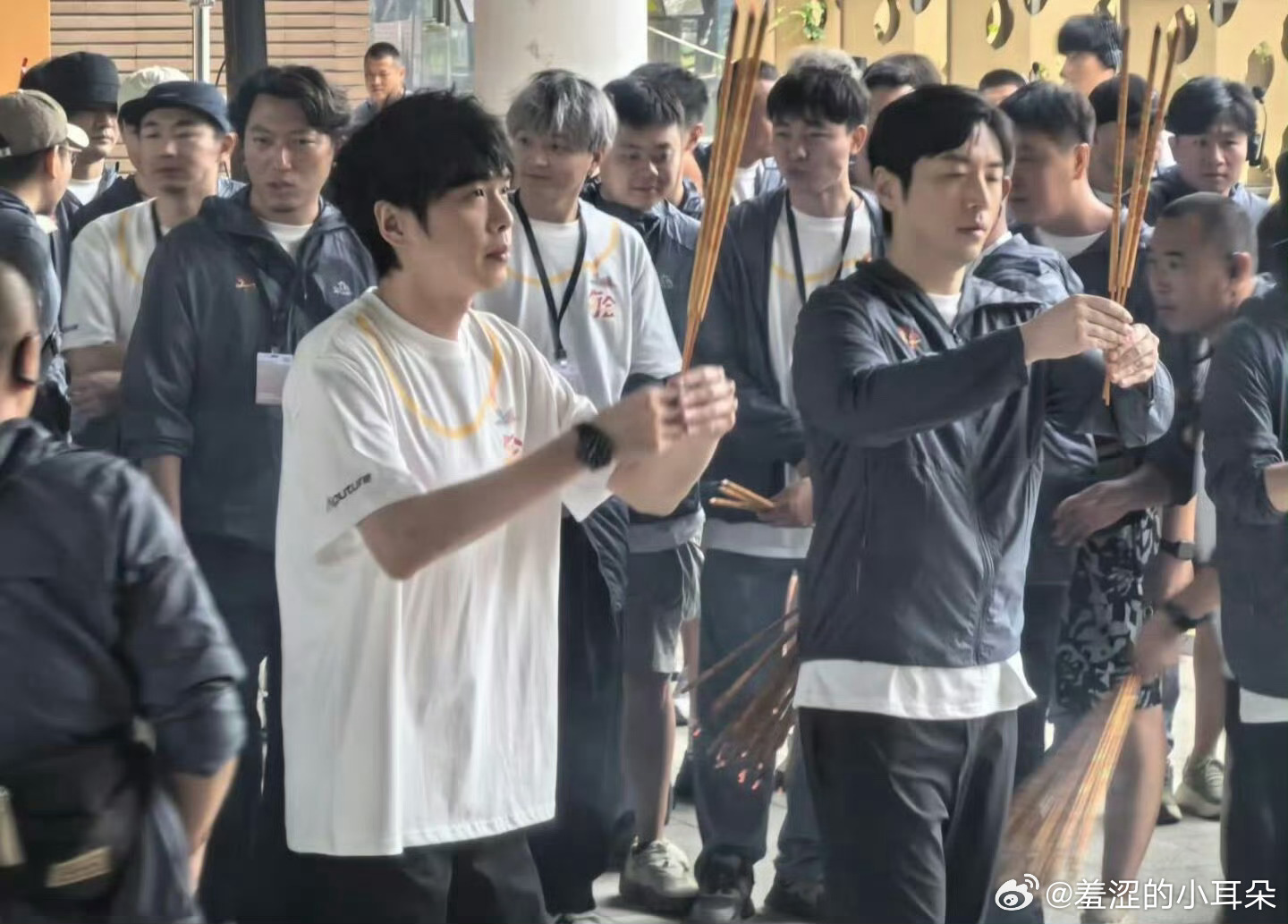张若昀、白客《年会不能停2》开机路透，昀勇闯电影圈了，这次大鹏不在，票房还能延续