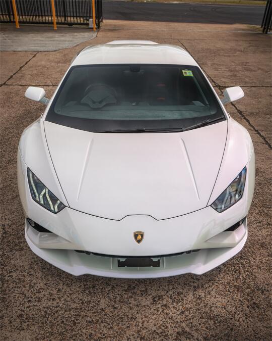 白外黑黄后驱Huracan EVO