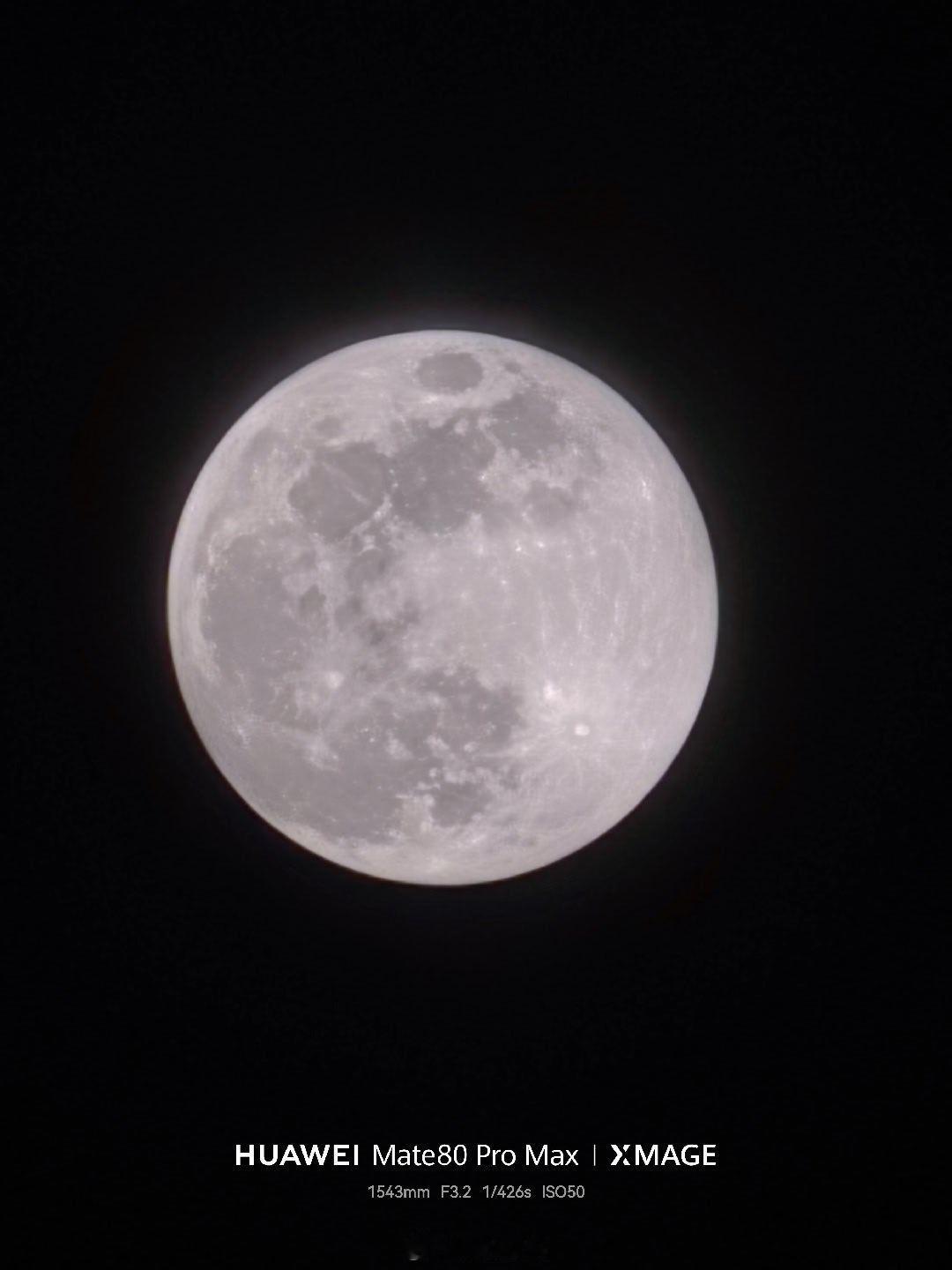 我拍了拍月亮今天农历11月15，给你们用华为手机拍了一张大超级月亮 ，今天月亮可