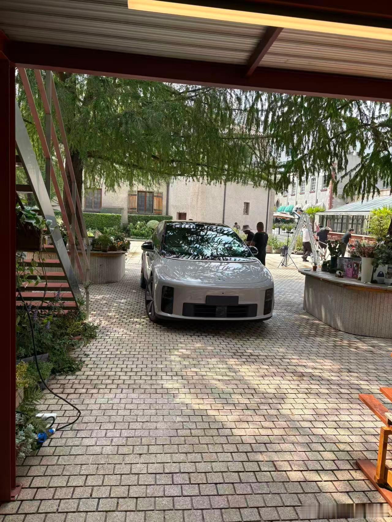 理想 i6 在拍新的官方素材，造型就是这样，但我还是建议等看实车。另外，关于理想