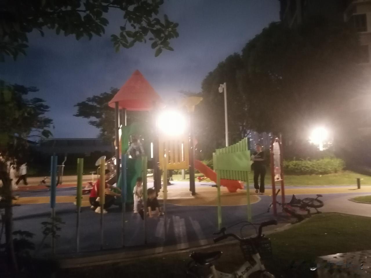 晚上下到小区溜达，很大风很凉快，比房间里开着空调还凉爽。在游乐设施中很多小孩欢天
