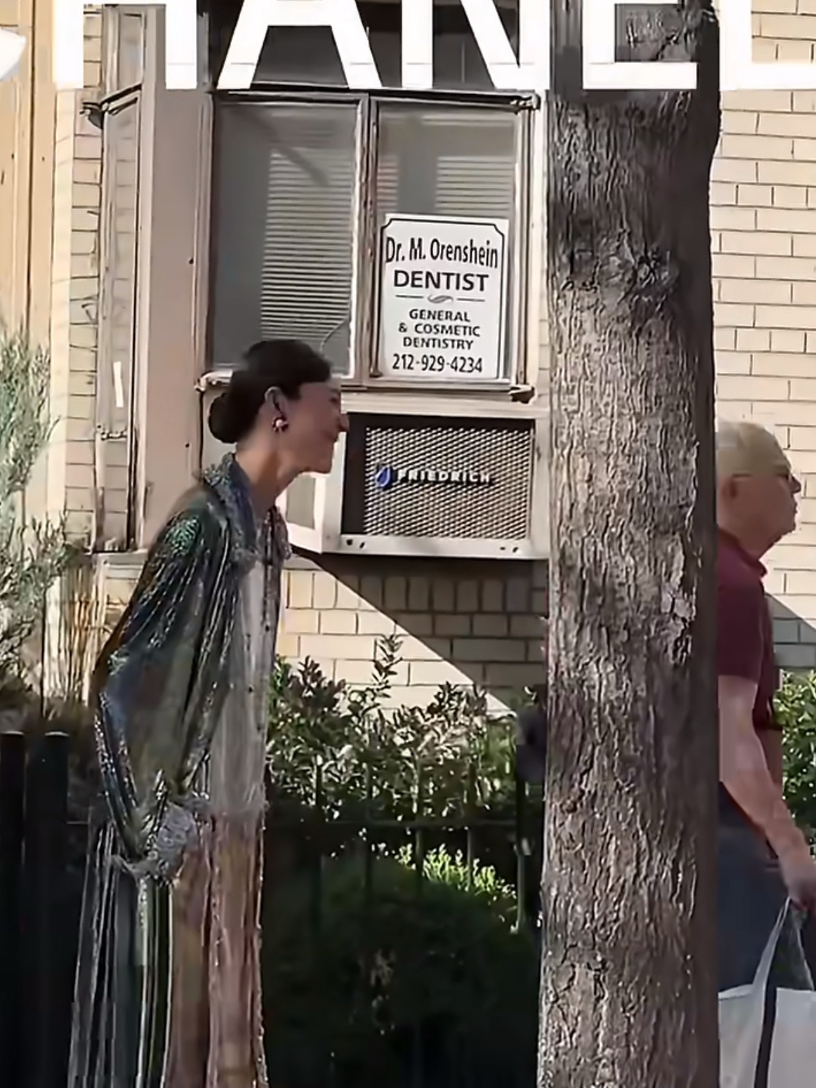 被黑人妹妹偶遇的刘雯刘雯这状态真的绝了，纽约街头随便一拍全是腿，生图比精修还能打