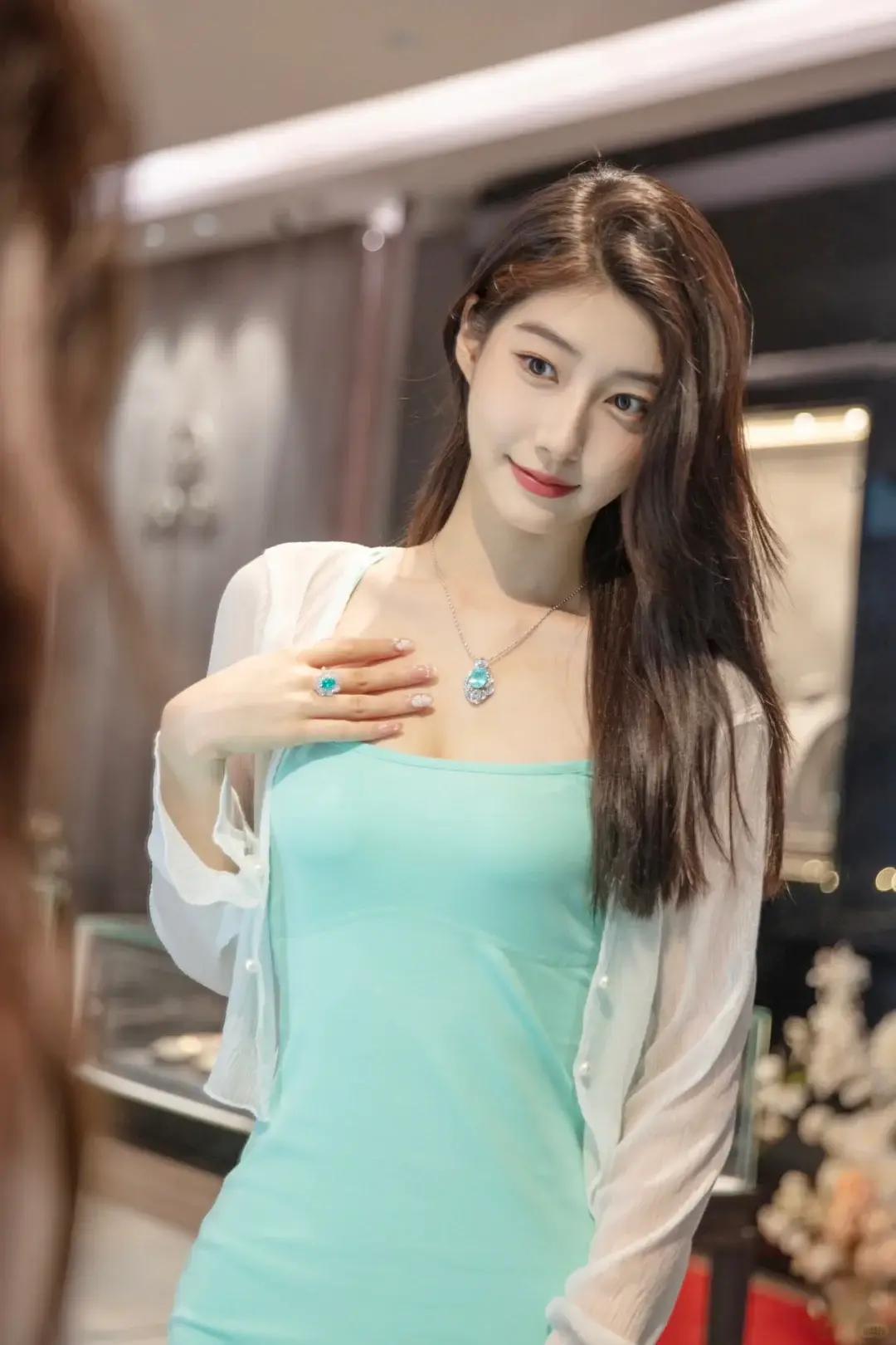 镁光灯在玻璃展柜间折射出细碎光斑，将整个空间切割成无数个菱形梦境。她站在光晕中心