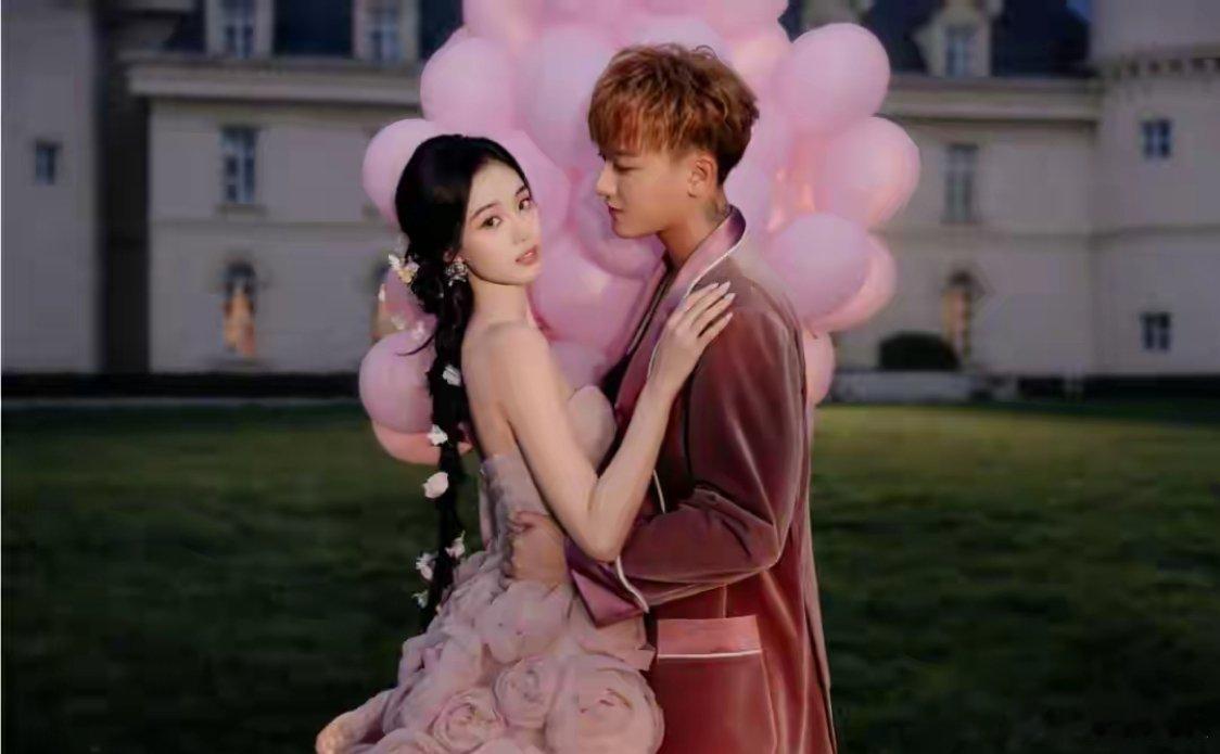 黄子韬徐艺洋婚纱照 全是右脸有摄影师透露，这种拍摄角度源于两人对自身优势的精准把