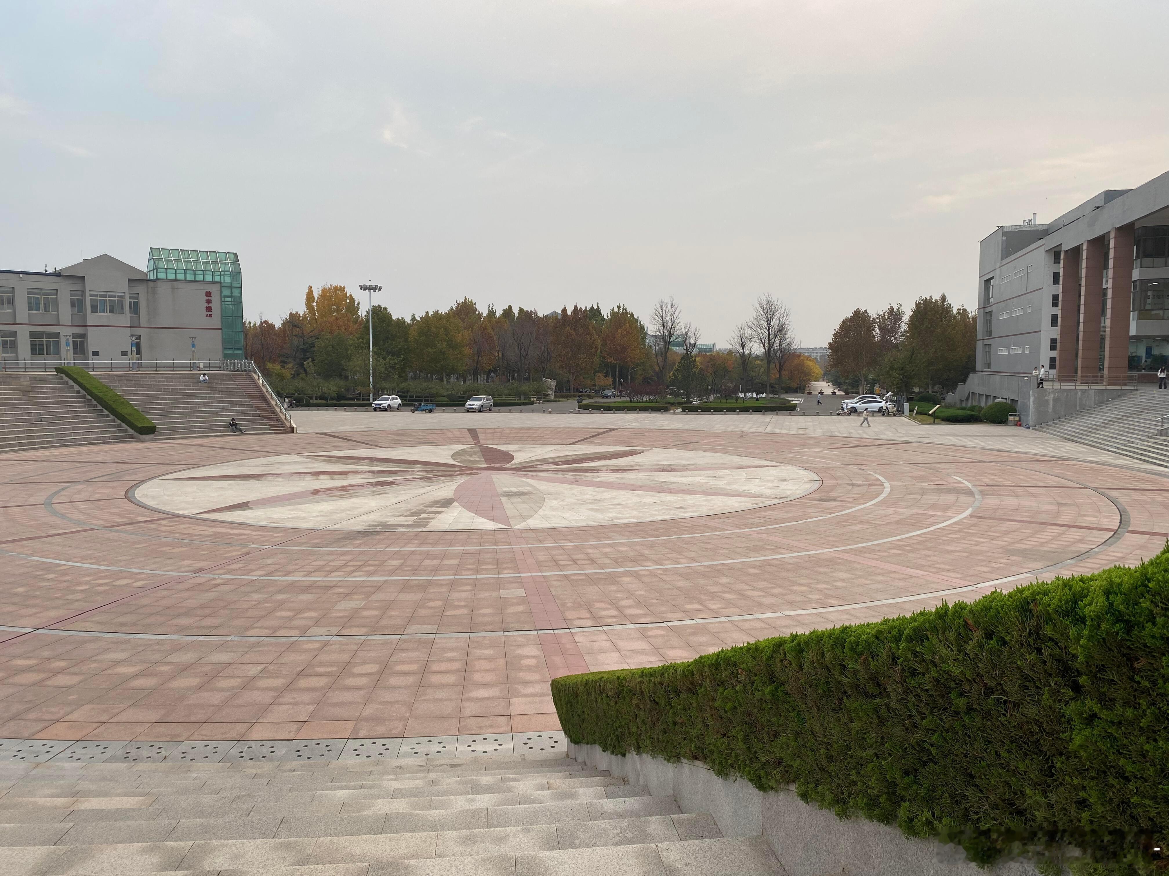 大学生喜爱内容共创计划校园生活 放弃赖床的周末早晨，选择用跑步开启一天。穿梭在校