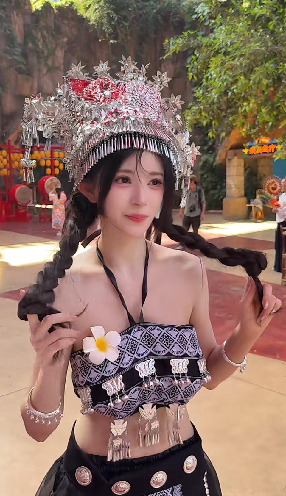 戴上银饰头冠，解锁苗族少女的限定浪漫，在暖阳里邂逅民族风的惊艳✨