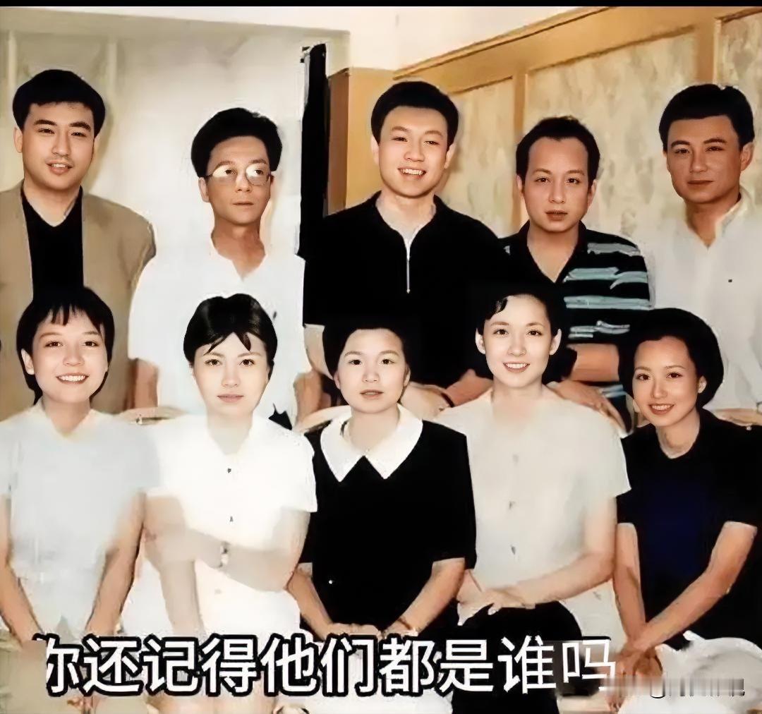 后排就认得出疏眉朗目的张宏民，气色盈和的罗京，还有高大修伟的王宁。前排认得出左二