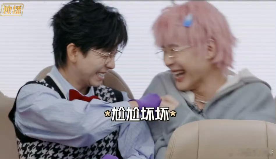 胡夏怎么也会玩起反差了 从“呆萌小迷糊”到“舞台大魔王”，胡夏这波反差操作让粉丝
