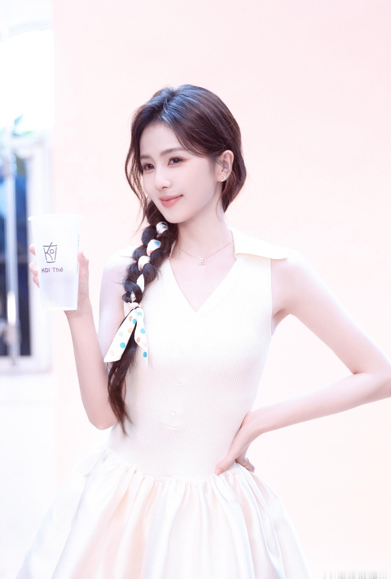 今日营业：代喝奶茶

🥛白鹿换头像过六一 
🥛丞磊给白鹿拍照没开镜头盖 ​ 