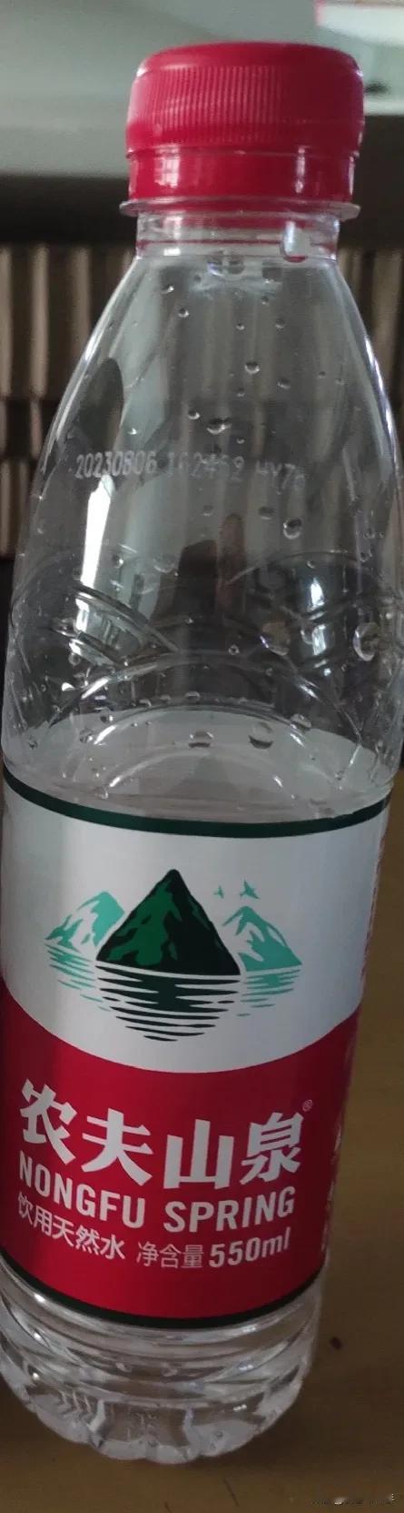 上午去供应商那边出差，处理完了工作上的事情后，大家来到他们公司的会议室坐谈。
会