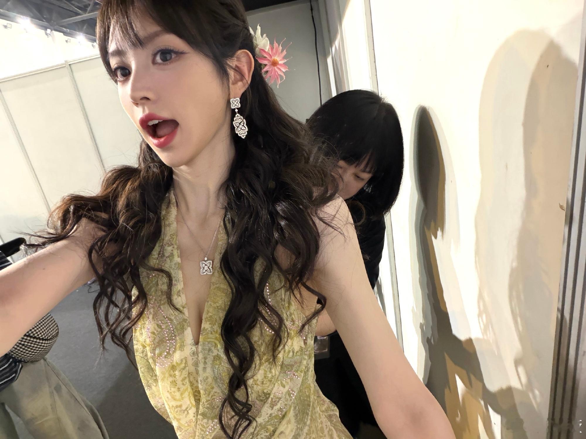 田曦薇美得不知天地为何物了好萌呀，感觉活力满满的样子，这个眼睛真的好大呀 