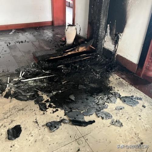 就接了一通快递电话，家里就这样了！
周末中午本来想给老公和孩子做顿炸酥肉改善伙食