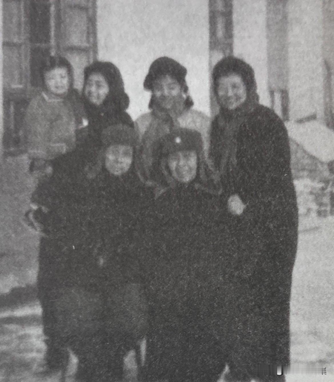 【老照片背后的故事169】
1978年春节，丁玲（前右）和陈明（前左）在嶂头村与