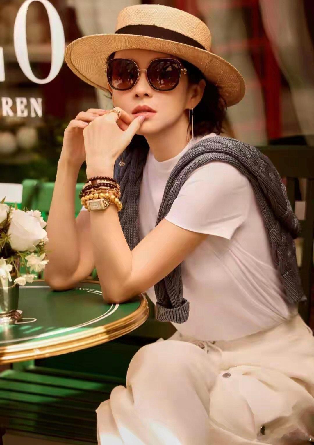 章子怡带女儿现身温网决赛，谁敢信这是47岁状态 