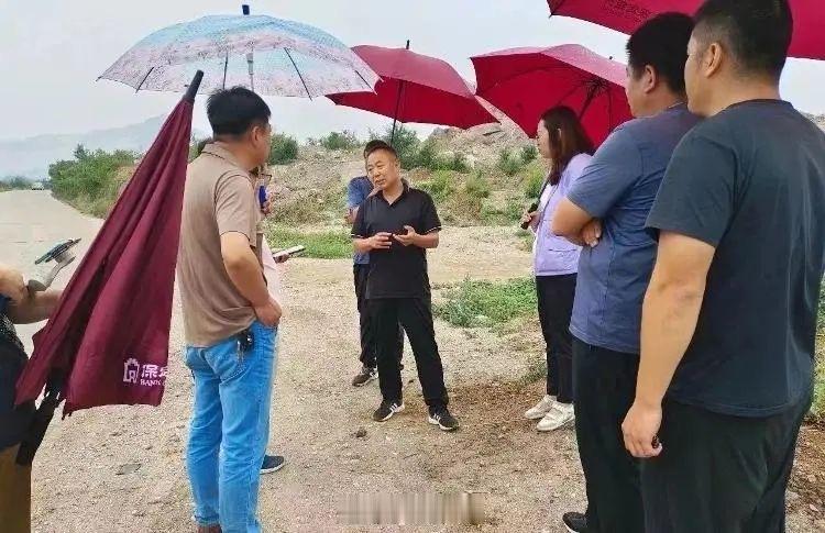 河北一文旅局局长被指调研时“官谱太大”，本人：不知道有人给自己打伞 ​​​