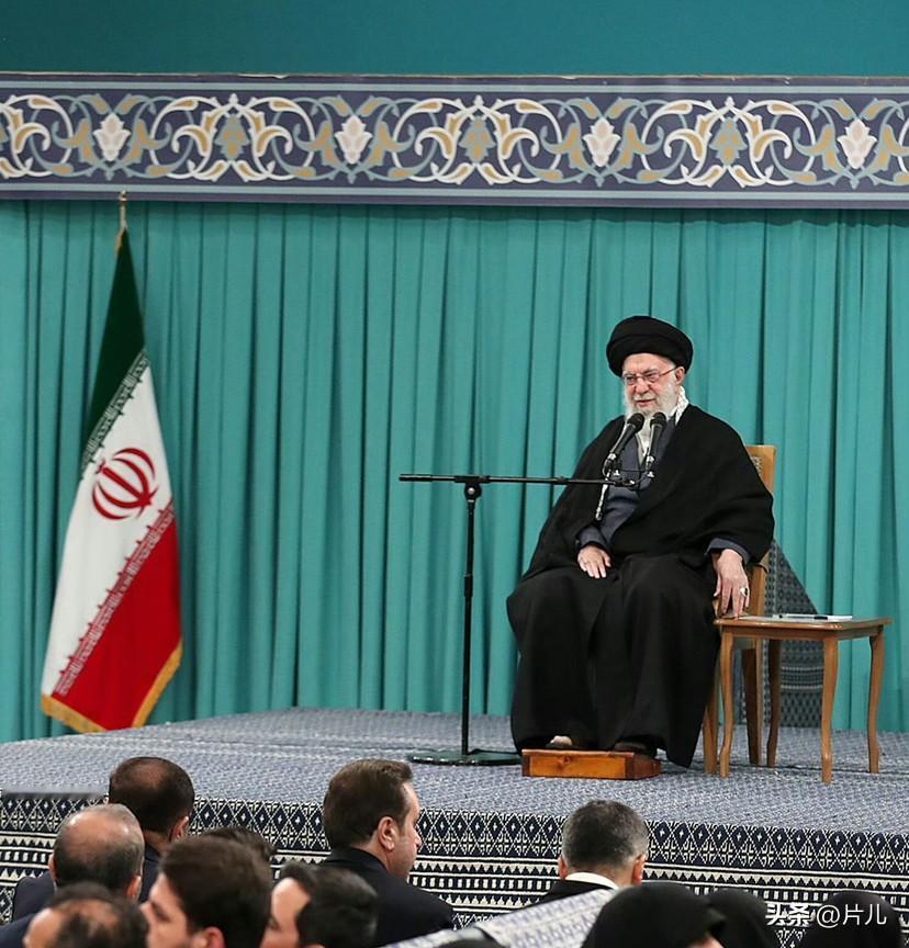 重磅消息！伊朗最高领导人直接剑指美国航母，警告特朗普不要轻举妄动。2月17日，伊