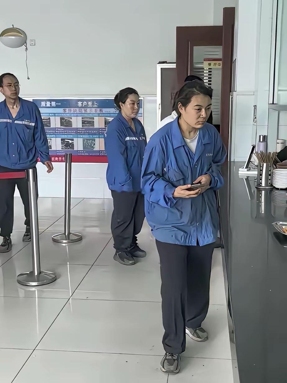一看就是在工厂工作多年的老员工了 