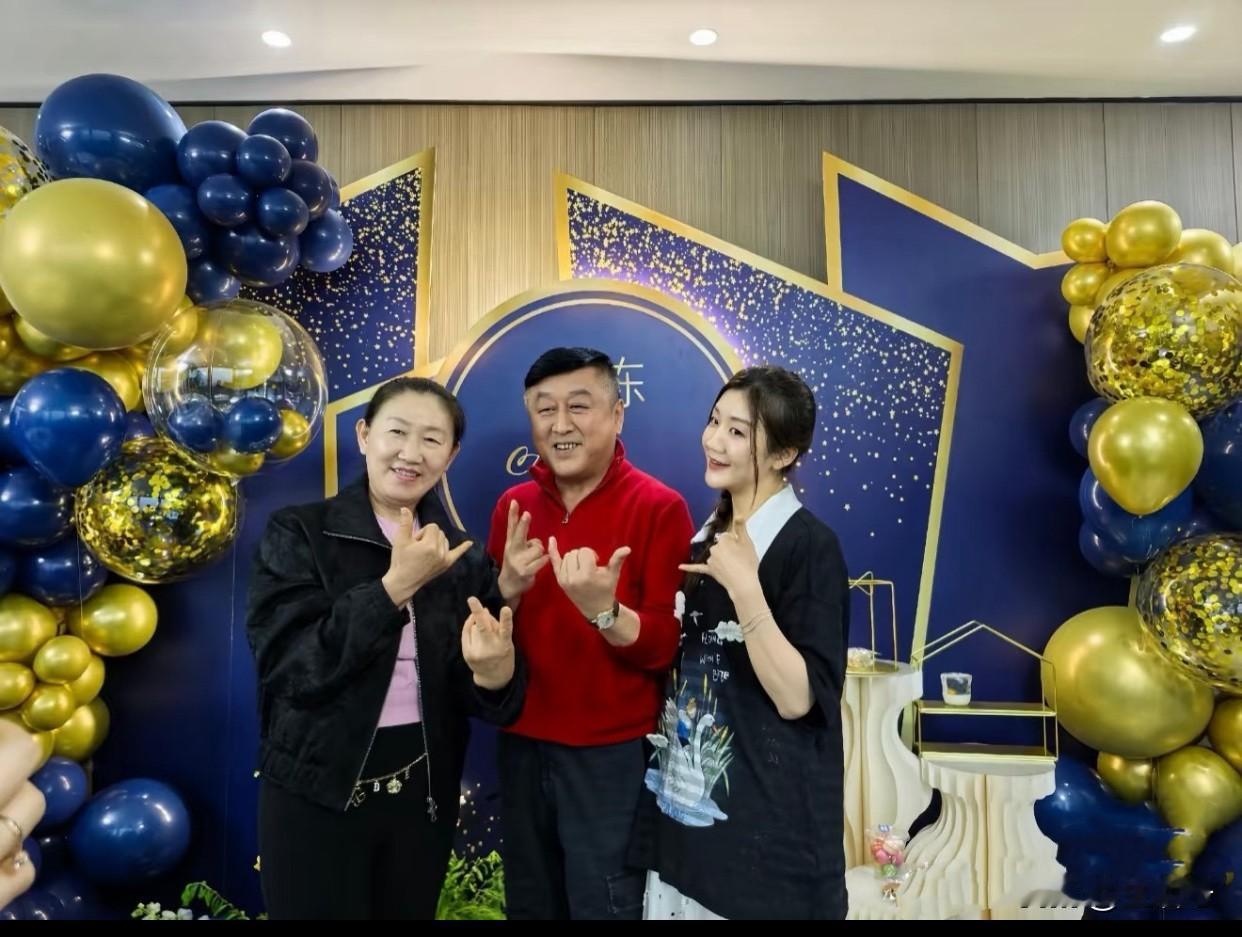 陈梦为父庆生[蛋糕]

乒乓球名将陈梦的父亲迎来62岁生日，一家人欢聚一堂，暖意
