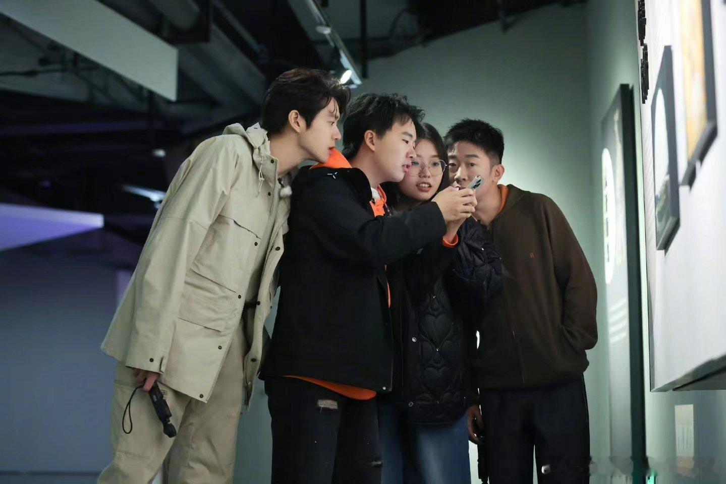 #杨迪的撑伞图##杨迪自费办答题比赛#杨迪也有撑伞图了，别说，还挺有氛围感 ​​