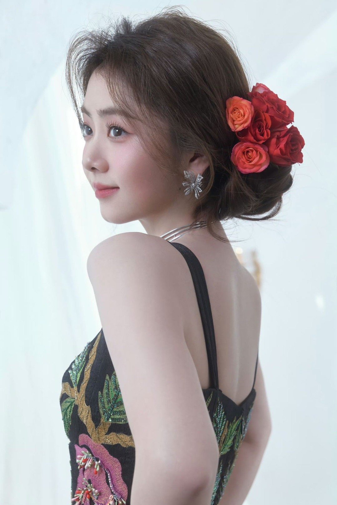 #谭松韵刺绣花朵裙##谭松韵鲜花发髻# 果然谭松韵穿着这种复古风的衣服就是会惊艳
