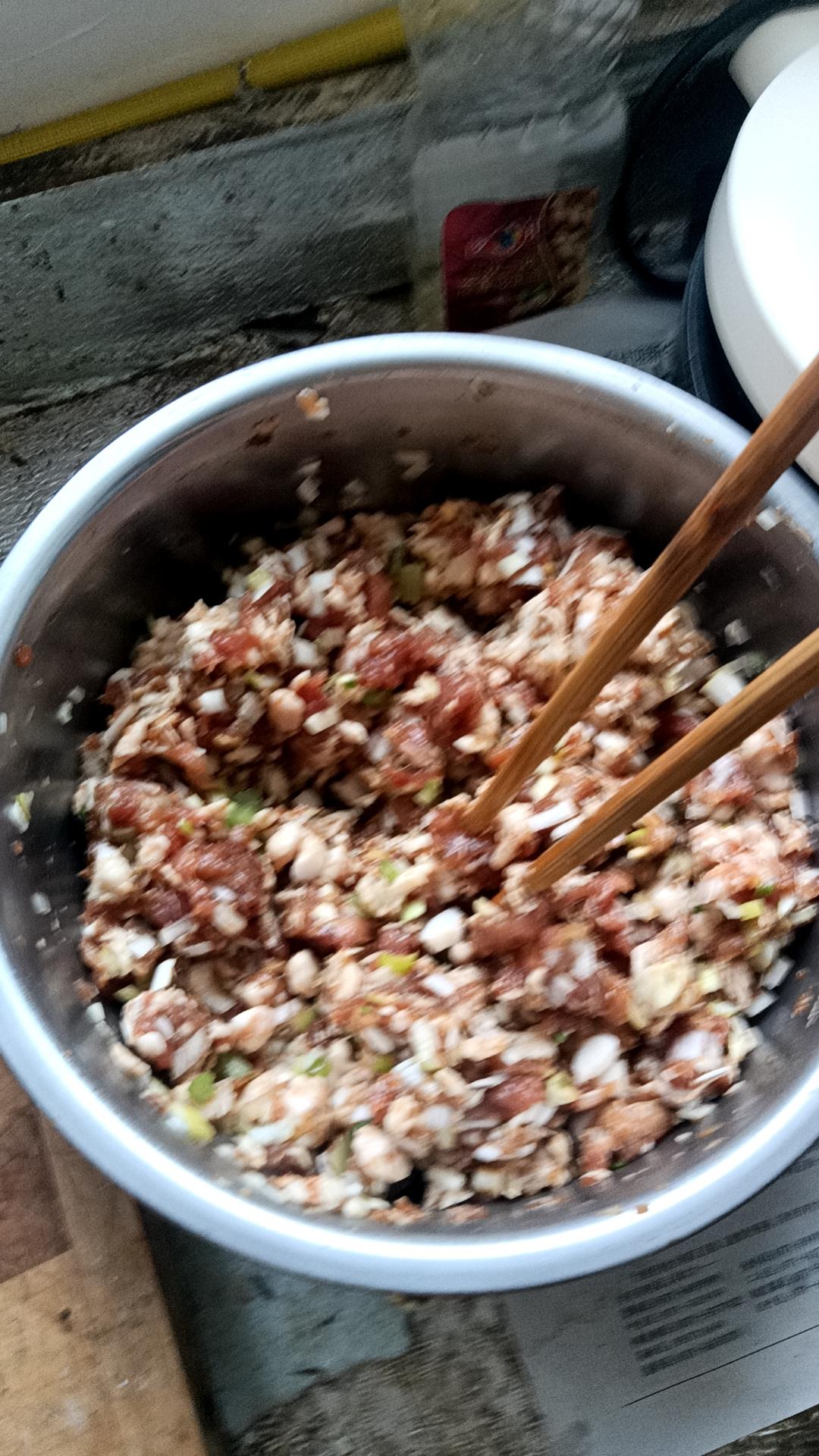 今儿个冬至，这碗饺子馅儿，简直就是咱河南人过冬的“硬通货”！

瞅瞅这盆，肉是肉