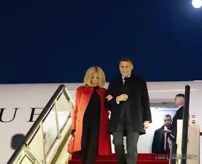 马克龙结束访华之行，法国随行人员：好震撼！我们住的酒店在高楼之间，成都的高铁站像