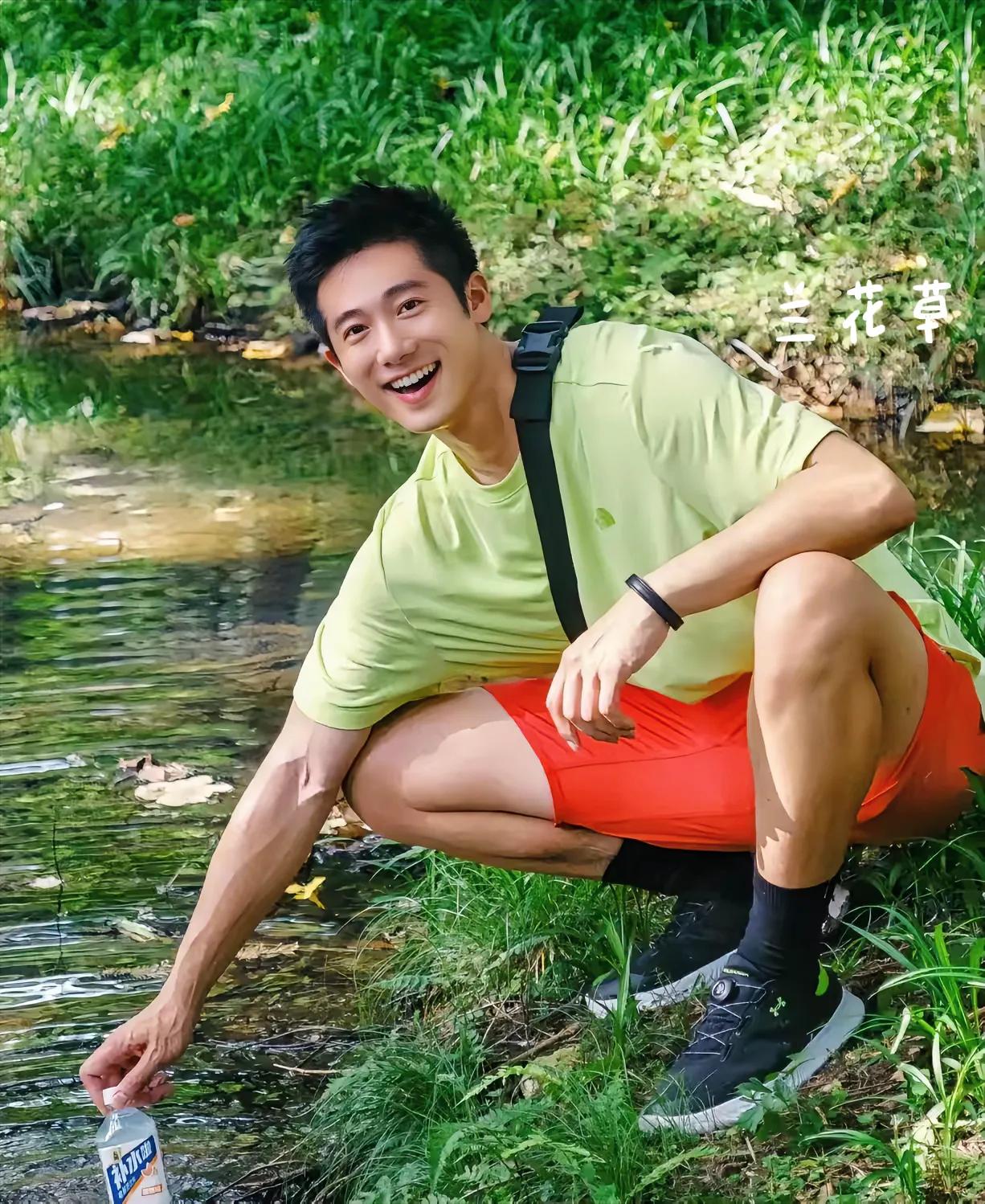 这位男生是谁？阳光帅气，他的笑容可以治愈一切的烦恼和悲伤。
一眼看去，颇有韩星车