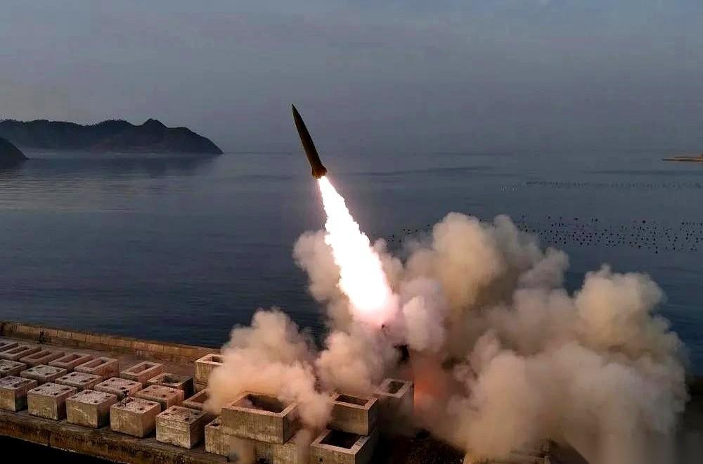 天空撕裂，不是一声，是五声！136公里外，大地猛然颤动，12.5公顷的靶场瞬间被