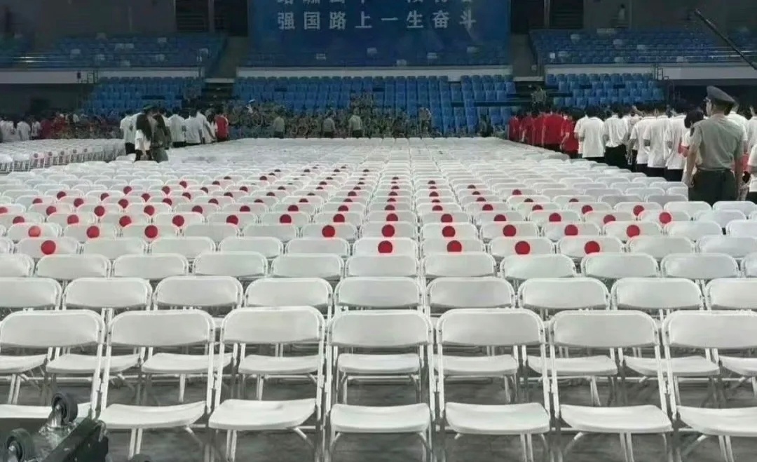 白色座椅贴红色标签引发误读并非“过度解读”，而是历史记忆的条件反射：许多批评声音