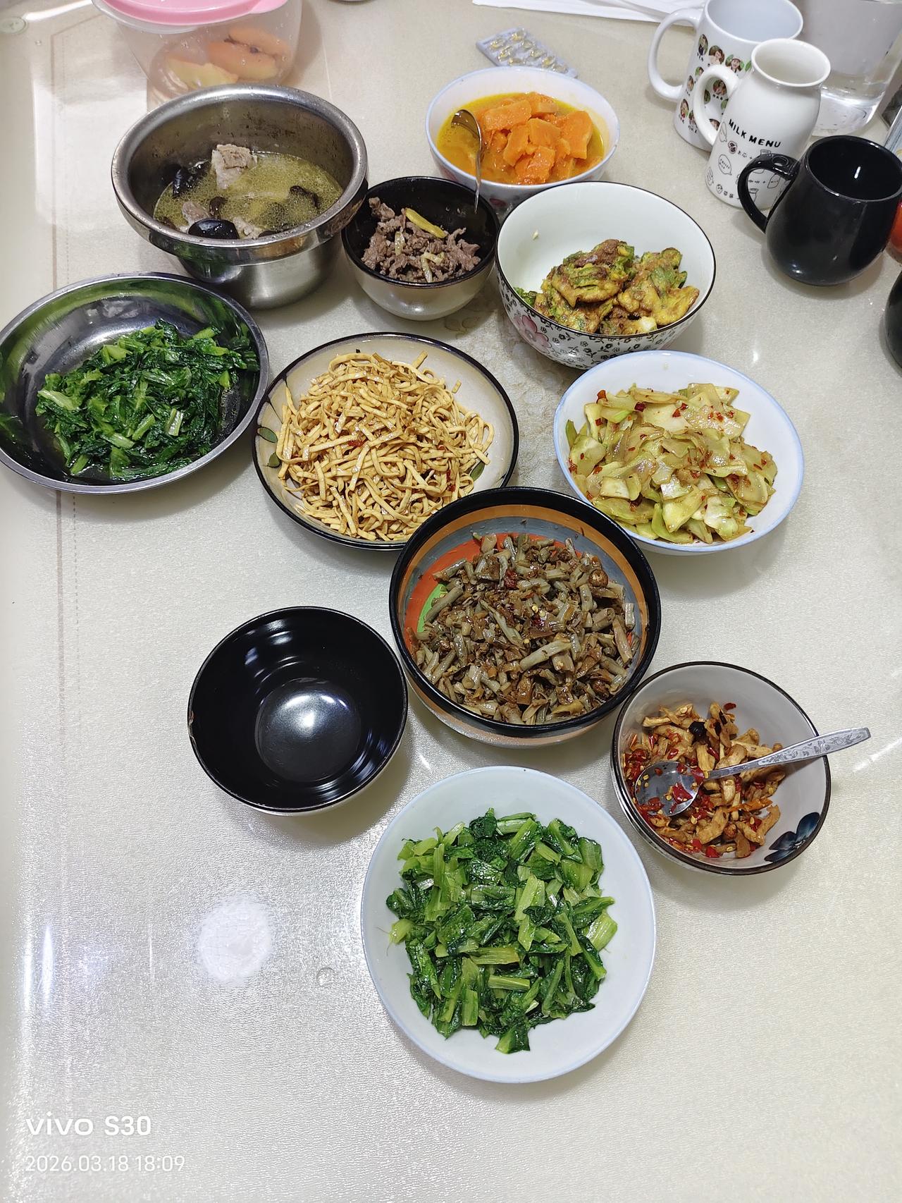 这是我家的晚餐，南瓜汤，油麦菜。
       邻居王姐嬉说，这种晚餐太简单了，