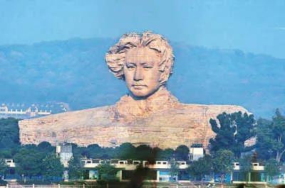 沁园春·缅怀伟人
           ——写在伟人诞辰131周年

一

湘水