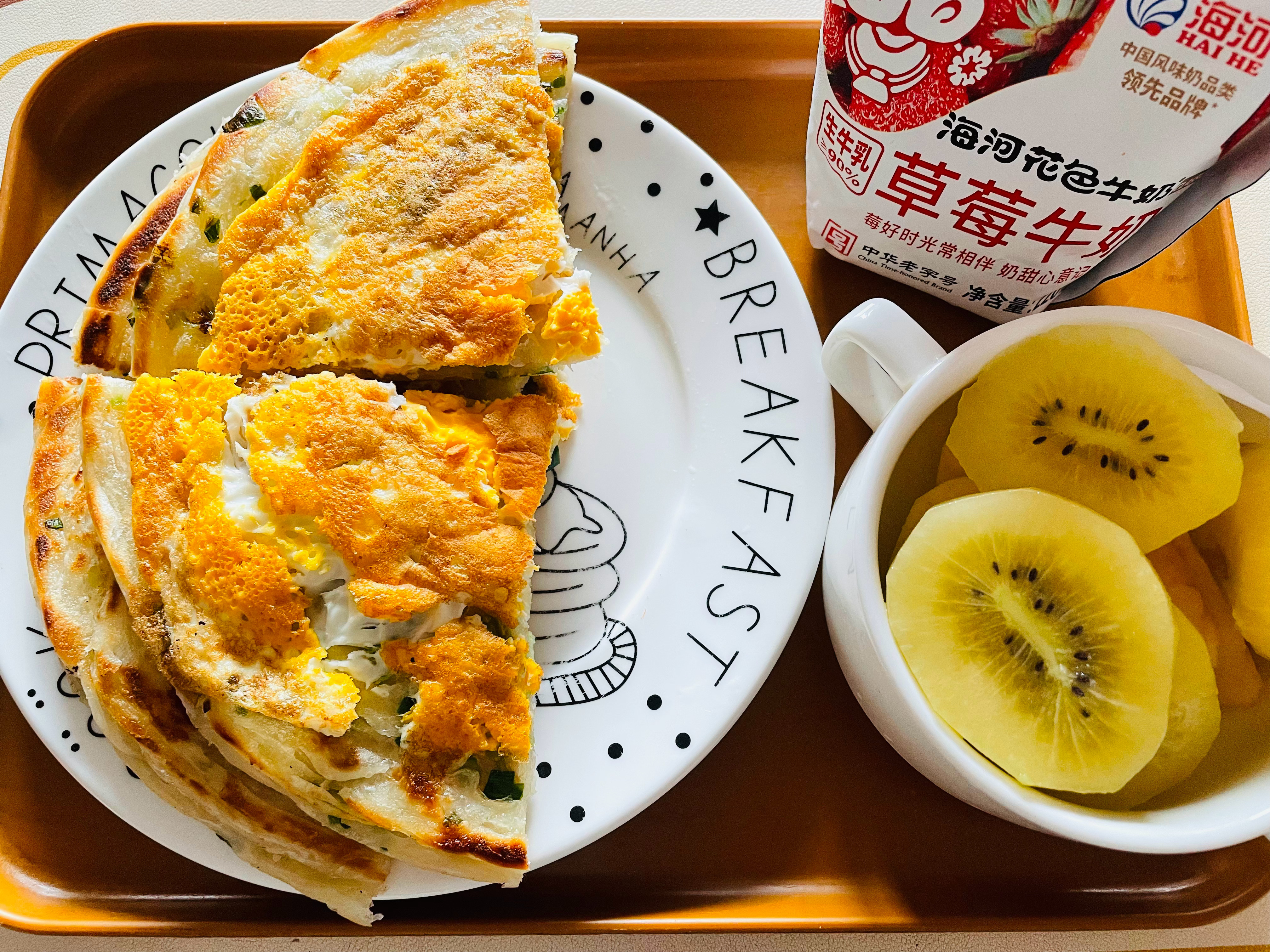 小朋友今天吃香蕉手抓饼 猕猴桃 草莓牛奶🥛