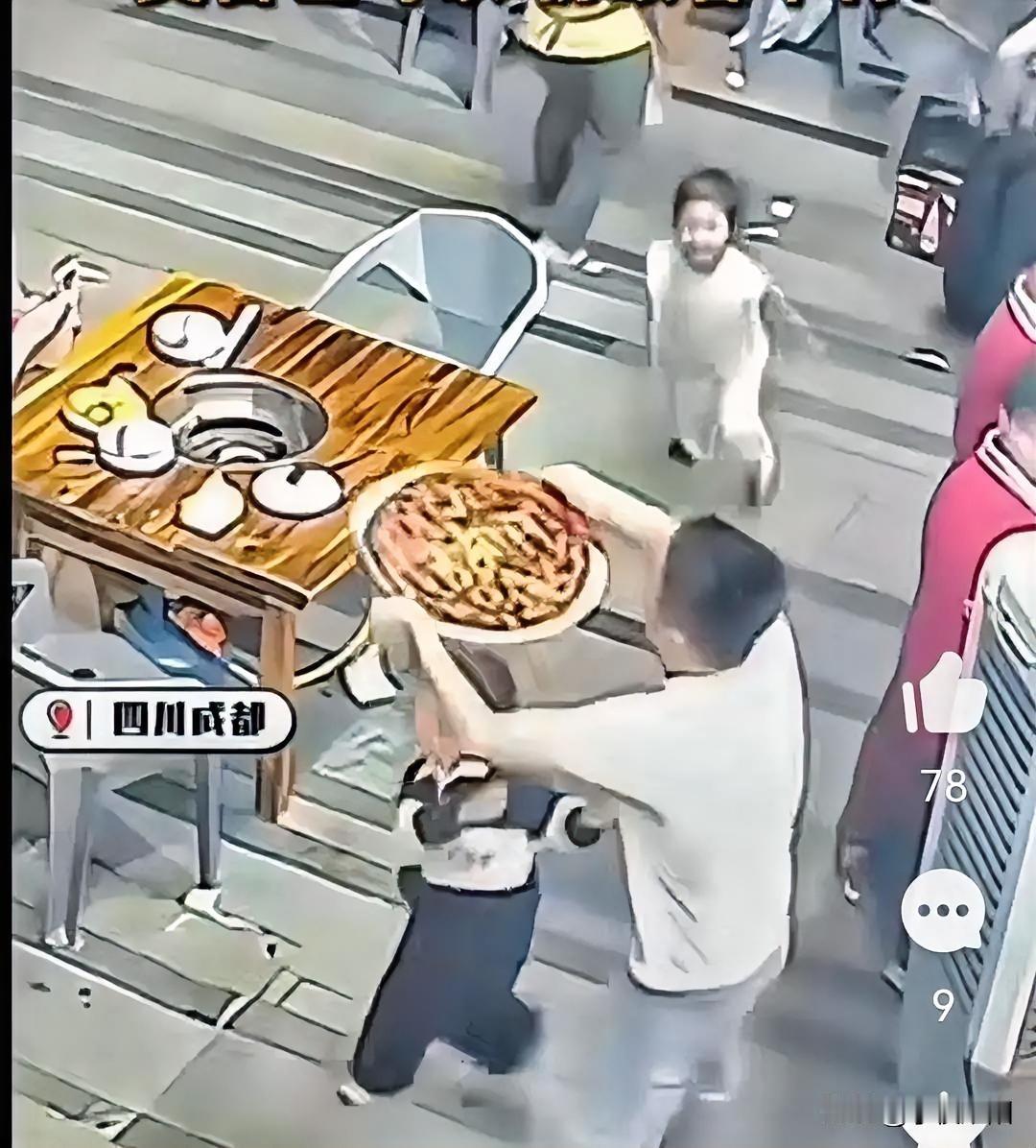 为这位店老板点赞！事发成都，一餐馆监控拍下了暖心的一幕。监控画面显示在一露天空地