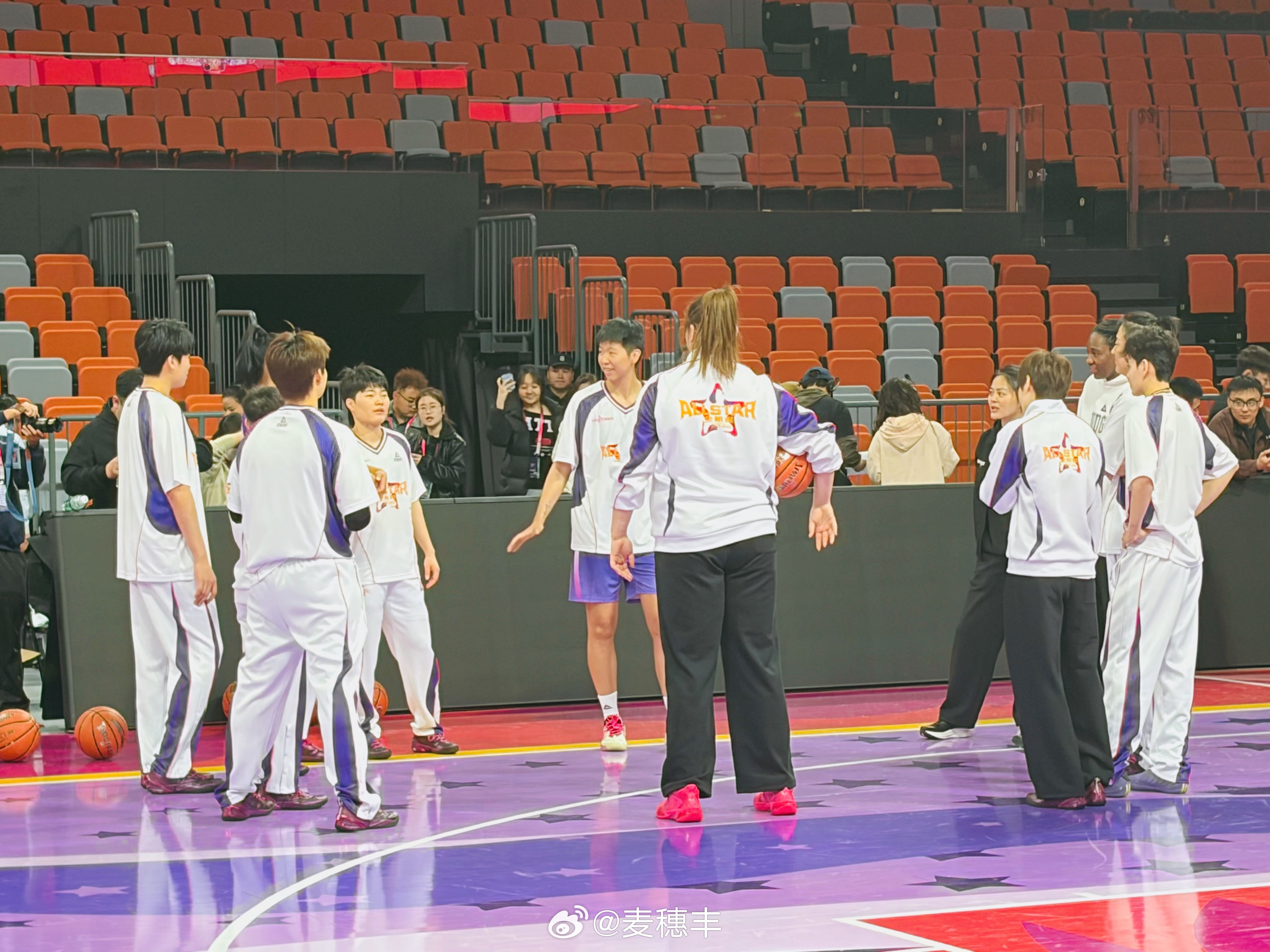 黄思静指导提醒大家，马上季后赛了，不要受伤！wcba全明星周末心潮澎湃小麦出球差
