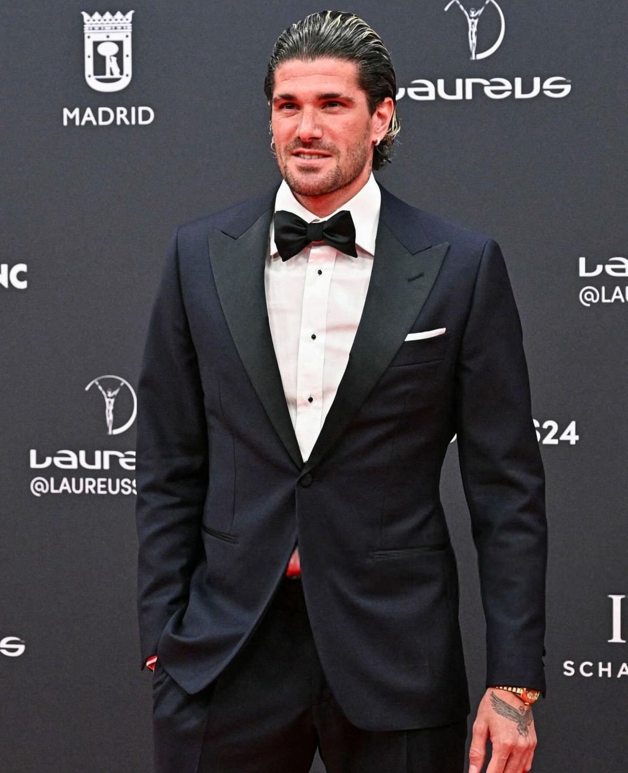 德保罗出席劳伦斯颁奖典礼，网友[doge]#阿根廷球迷俱乐部[超话]# ​​​