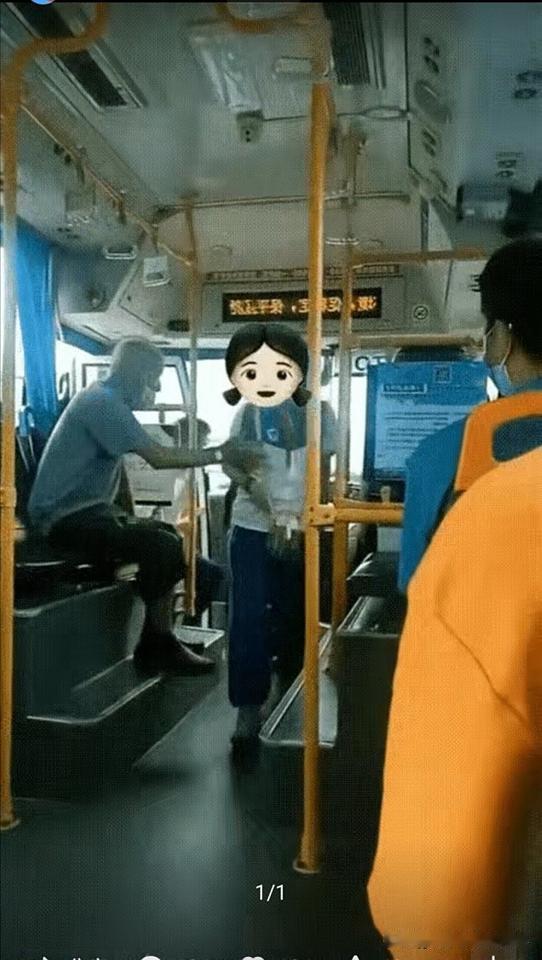 公交车上竟出现了极其辣眼睛的一幕，实在让人恶心至极。一位大爷为了满足自己的邪念，