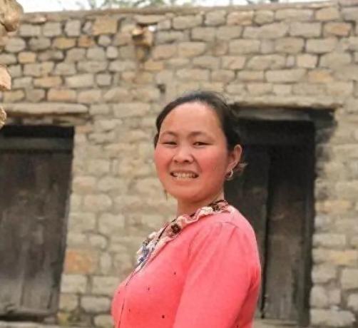 1994年，18岁女孩被人贩子以2700元卖给了放羊的人。新婚夜，女孩害怕的蜷缩