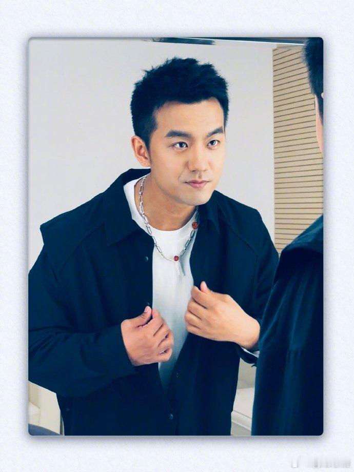 #于湉对镜头看自己紧张的样子#​早上好于湉看这样子紧张得很，不紧张 演出顺利[太