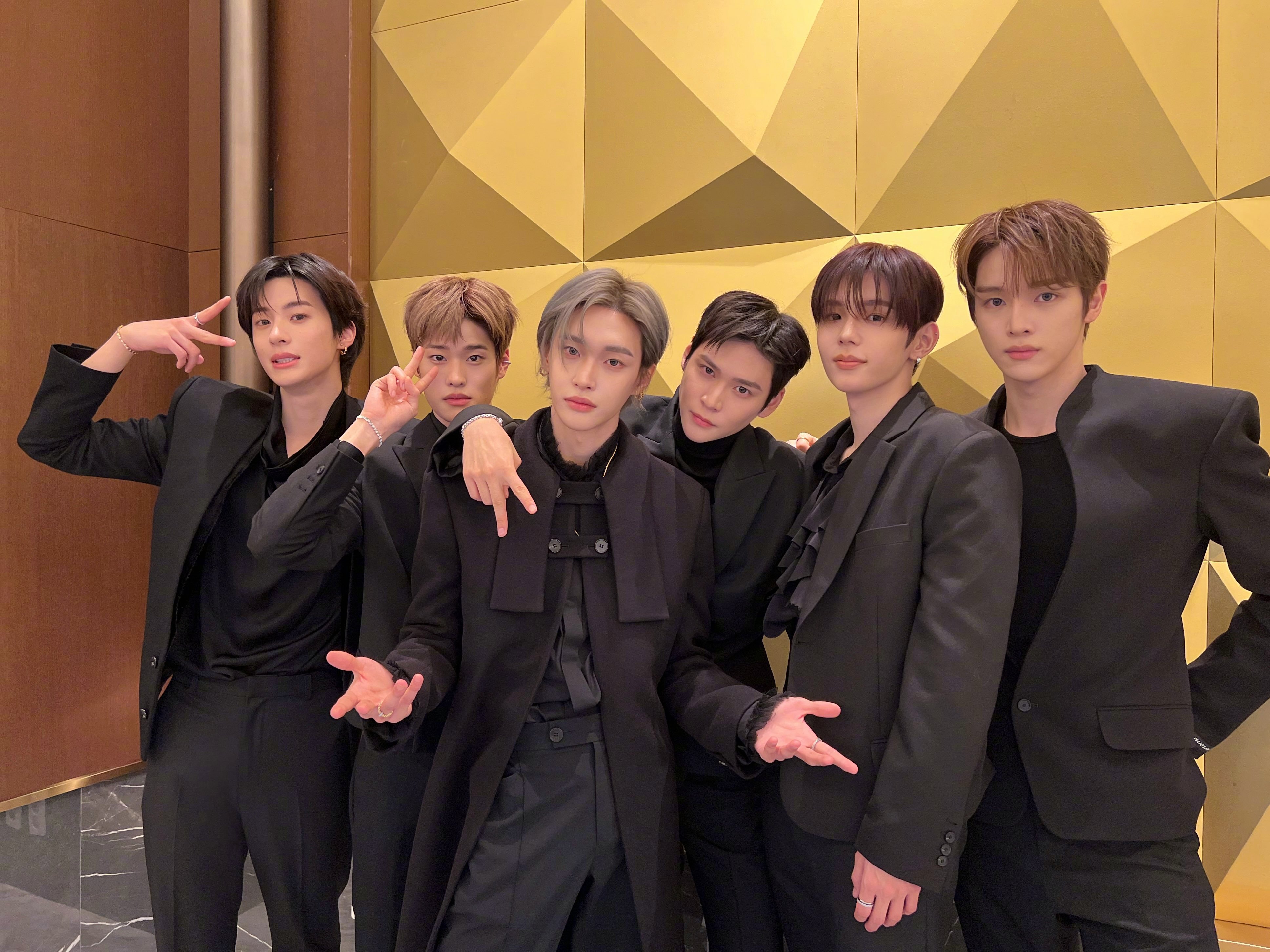 【Twi】RIIZE官推更新SBS后台照“Merry Christma”RIIZ