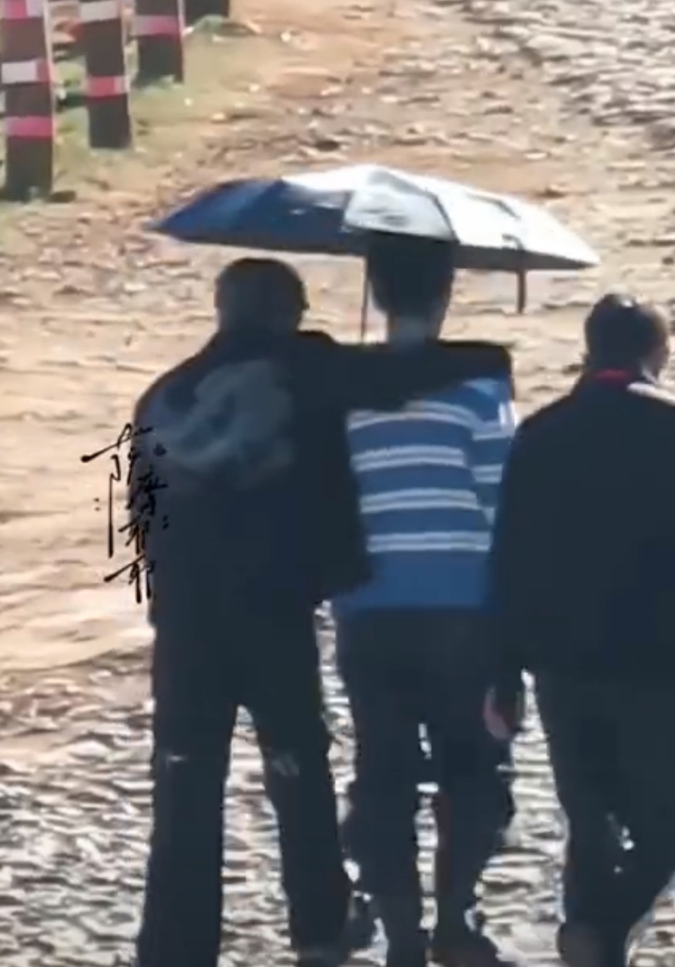 刘耀文搂着黄晓明共打一把伞刘耀文黄晓明共打一把伞 我的天呐 我也好想被刘耀文这样