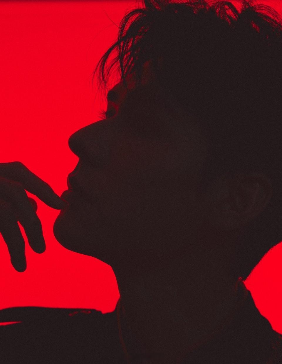 龚俊东方卫视跨年工作室预热图我的天啊，这个剪影太绝了吧！龚俊太完美了！ 