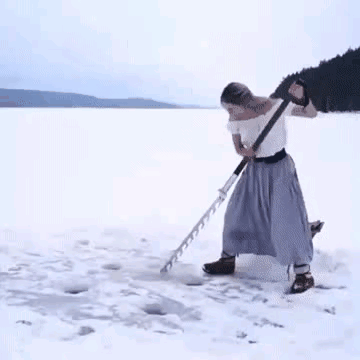 图一：冰天雪地的地方，就是想洗个衣服都那么难吗？
图二：如果让大男孩看见这样的玩