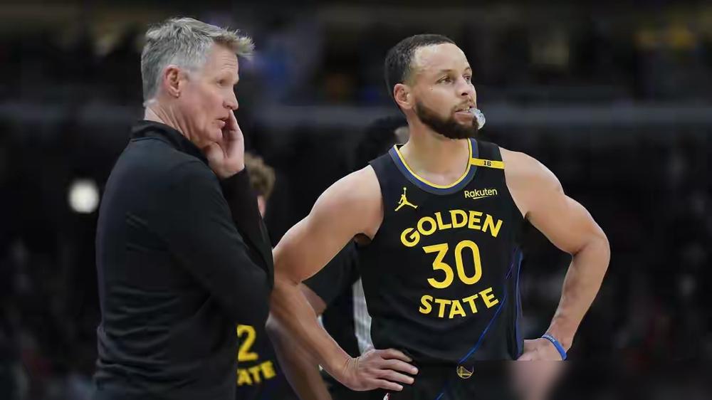 库里可能不打了。全金州在等他救命，管理层却打算把这赛季亲手埋了。
 
十场比赛没