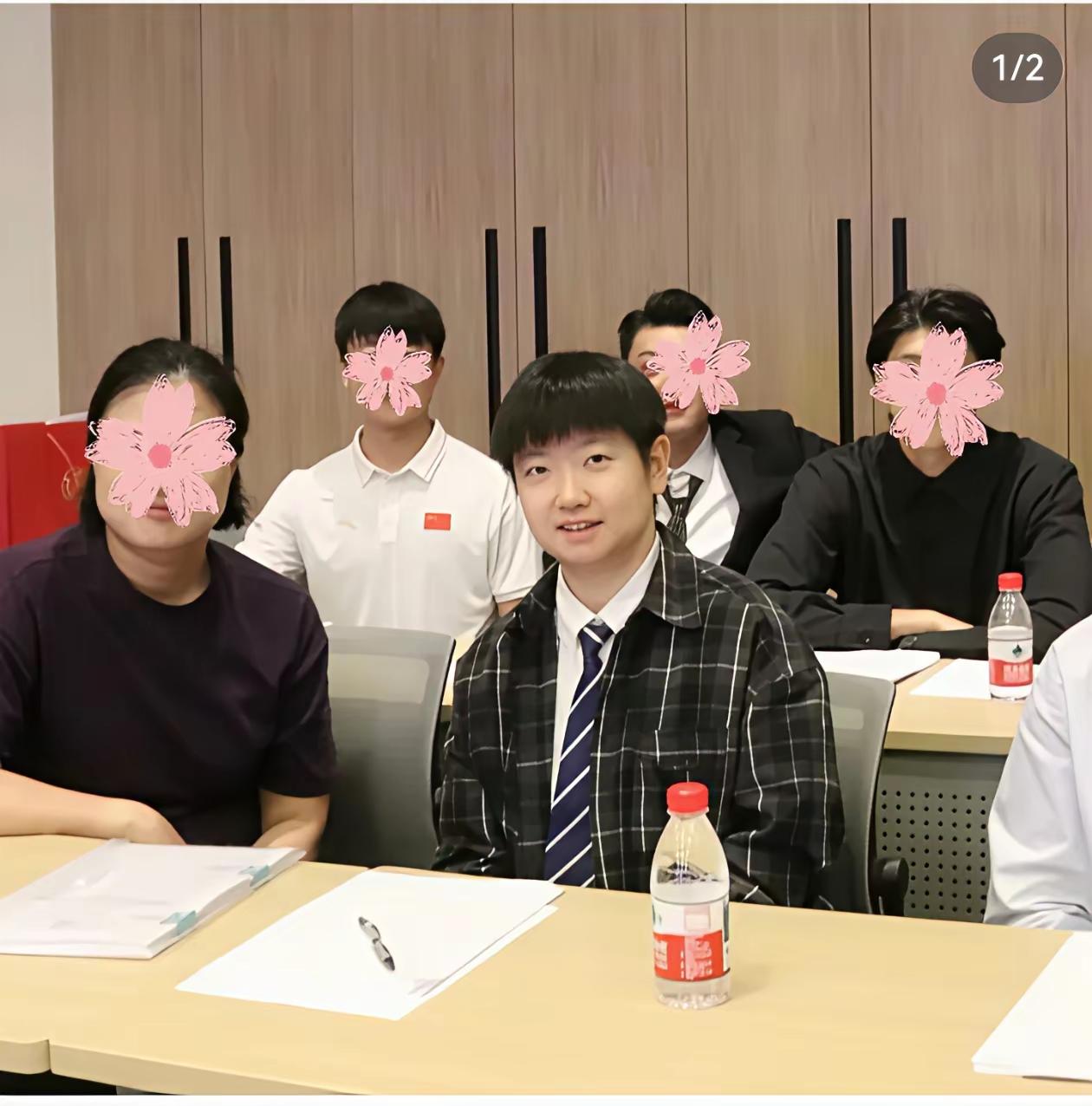 五人参会四朵花🌺
四人眼里全都是莎莎
莎莎像颗小太阳🌺
四人个个向阳花🌺
