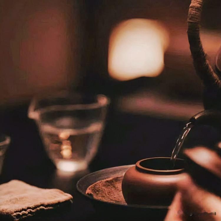 普洱茶是不是年头越久越好喝啊?

傍晚归来，不想开灯，烧一壶水沏茶。不是每一泡都