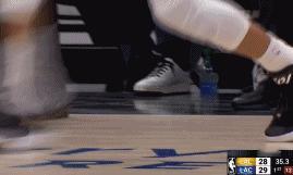 威少把鞋扔了轰进三分，太搞笑了！
北京时间1月24日，快船与湖人的比赛进行至首节