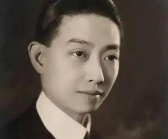 戏子在古代陪侍权贵是惯例，像梅兰芳都是被冯耿光，从相光堂子赎出来的，甚至不断花费