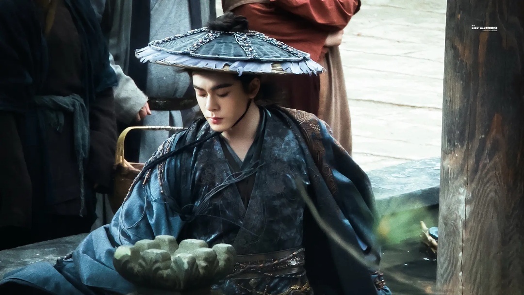 曾舜晞打戏古早武侠味曾舜晞的打戏和脸一样能打！动作行云流水，眼神犀利带感，这妥妥