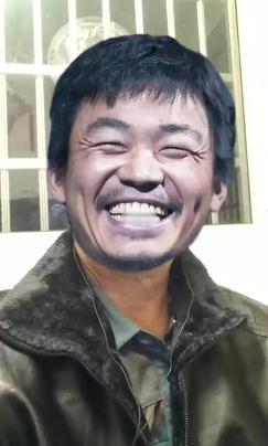 王宝强开着300万的大奔回村过年，看到村口的牌坊上写着“王宝强家乡”，王宝强很不